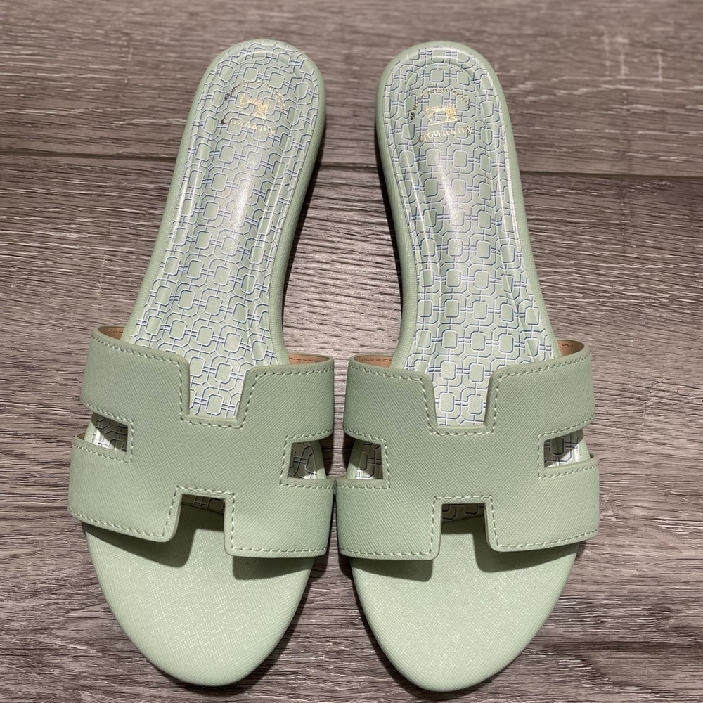 NWT Crown & Ivy Light Green Slide Sandals (8.5)
